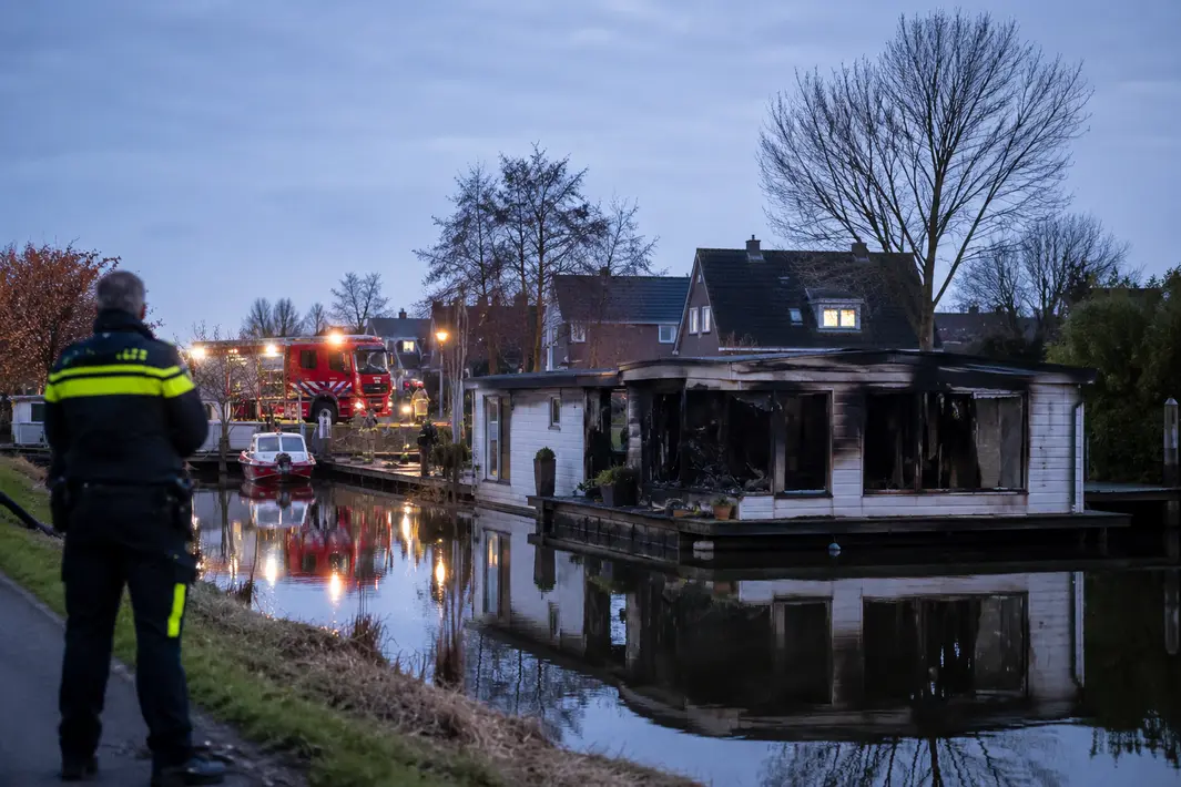 Man overleden na brand op woonboot in Wormerveer