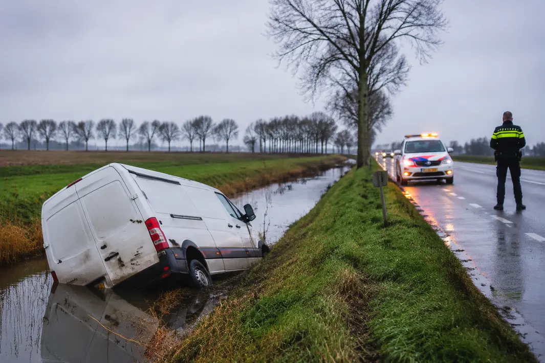Bestelbus raakt van de weg en belandt in sloot, bestuurder aangehouden voor rijden onder invloed